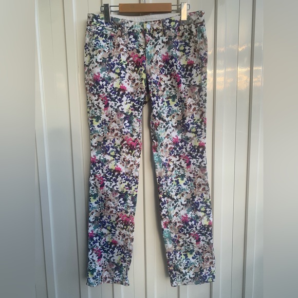 mid rise pants with a cool, multicoloured, abstract floral(ish) pattern. - Picture 6 of 9